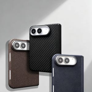 Puede incluir: Tres fundas para smartphone plegable con acabados texturizados en marrón, negro y azul marino. Cada funda presenta un recorte horizontal para la cámara con dos aberturas circulares y un marco de tono plateado alrededor del área de la cámara.