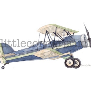 Puede incluir: Una pintura de acuarela de un biplano azul y verde con una h&eacute;lice blanca. El avi&oacute;n est&aacute; volando en el aire con las ruedas abajo.