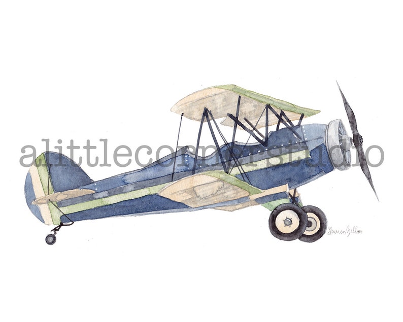 Puede incluir: Una pintura de acuarela de un biplano azul y verde con una h&eacute;lice blanca. El avi&oacute;n est&aacute; volando en el aire con las ruedas abajo.