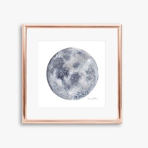 K&ouml;nnte beinhalten: Ein gerahmtes Aquarellbild eines Vollmonds in Graut&ouml;nen und Blau. Der Mond ist mit realistischen Details dargestellt, die seine Krater und Oberfl&auml;chenmerkmale zeigen. Der Rahmen ist ein schlichtes, modernes Design in Kupferfarbe.