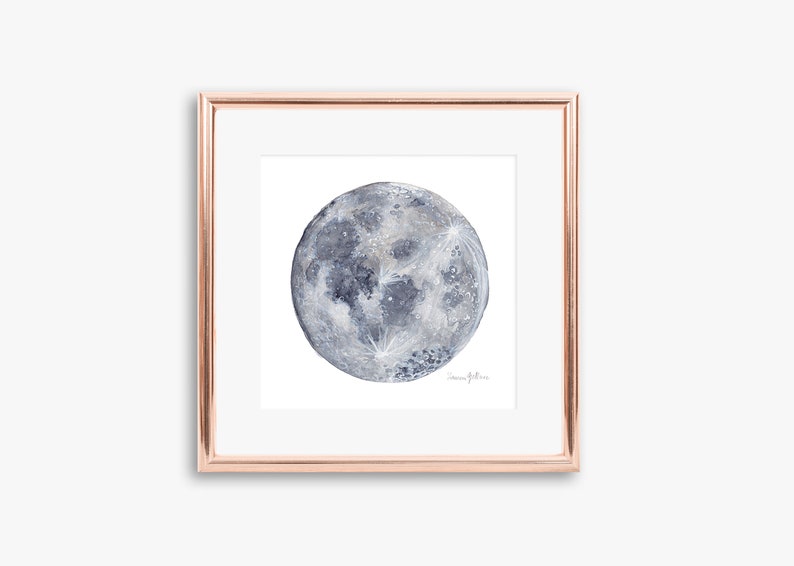 K&ouml;nnte beinhalten: Ein gerahmtes Aquarellbild eines Vollmonds in Graut&ouml;nen und Blau. Der Mond ist mit realistischen Details dargestellt, die seine Krater und Oberfl&auml;chenmerkmale zeigen. Der Rahmen ist ein schlichtes, modernes Design in Kupferfarbe.