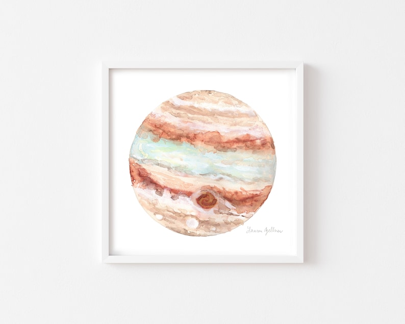 Peut inclure: Peinture &agrave; l'aquarelle de Jupiter encadr&eacute;e dans un cadre carr&eacute; blanc. La plan&egrave;te est repr&eacute;sent&eacute;e avec des bandes tourbillonnantes de couleurs orange, marron et cr&egrave;me, avec une grande tache rouge. L'&oelig;uvre est sign&eacute;e en bas &agrave; droite.