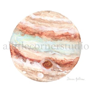 Peut inclure: Peinture &agrave; l'aquarelle de Jupiter, avec des bandes tourbillonnantes de beige, de marron et de blanc, avec une grande tache rouge pro&eacute;minente. L'&oelig;uvre d'art a un style doux et artistique, avec la signature de l'artiste dans le coin inf&eacute;rieur droit. Le texte "artlecornerstudio" est dans le coin inf&eacute;rieur gauche.