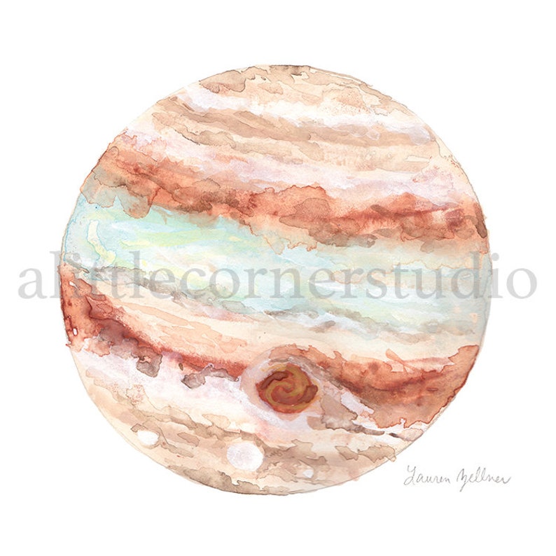 Peut inclure: Peinture &agrave; l'aquarelle de Jupiter, avec des bandes tourbillonnantes de beige, de marron et de blanc, avec une grande tache rouge pro&eacute;minente. L'&oelig;uvre d'art a un style doux et artistique, avec la signature de l'artiste dans le coin inf&eacute;rieur droit. Le texte "artlecornerstudio" est dans le coin inf&eacute;rieur gauche.