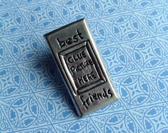 Broszka najlepszego przyjaciela Broszka przyjaciela Grawerowana broszka Broszka ze zdjęciem Metalowa przypinka Broszka vintage Broszka vintage ze zdjęciem Najlepszy kumpel Najlepszy przyjaciel