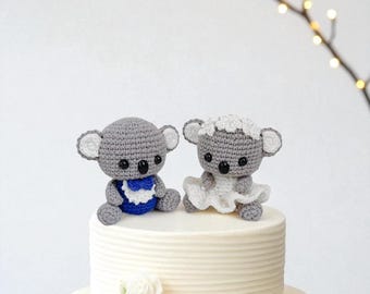 Gehaakte koala-bruidstaarttopper: bruid en bruidegom met rood hart