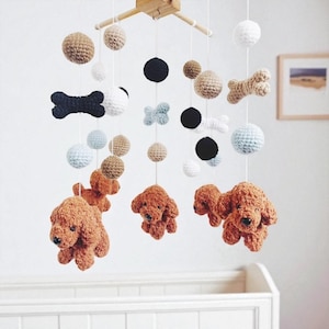 Mobile all'uncinetto per neonati con Goldendoodle marrone, mobile per neonati con cane, decorazioni per cameretta, mobile all'uncinetto per cani, mobile per neonati con cucciolo, regalo per baby shower