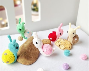 Kleurrijke gehaakte slakamigurumi: handgemaakt kinderkamerdecor