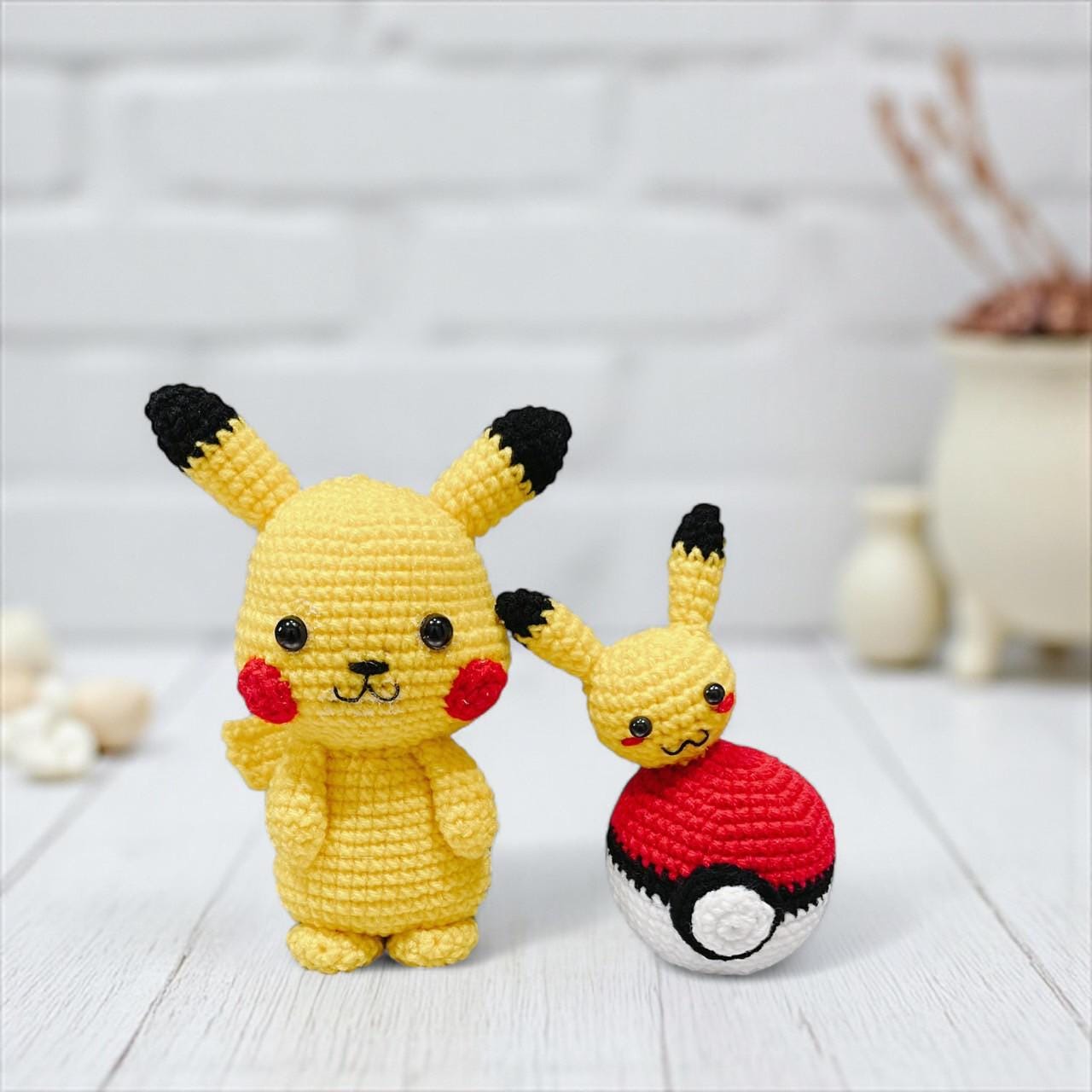 専用ピカチュウ かぎ針編み衣装 ぬいぐるみ かぎ針編みのピカチュウとモンスターボールセット、ポケモン編みぐるみ