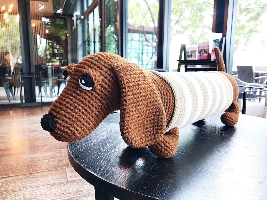 かぎ針編みのダックスフンド型枕：手作りの犬用クッション、子供部屋の