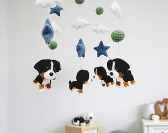 Mobile pour bébé bouvier bernois au crochet : déco pour chambre de bébé