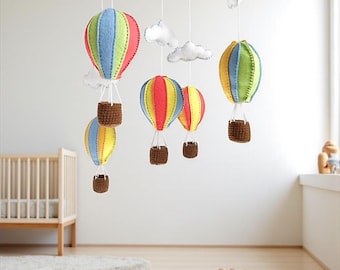 Móbile de bebê com balão de ar quente de feltro: decoração colorida para berçário