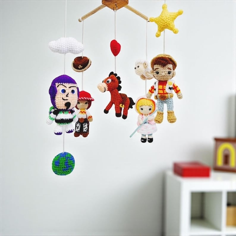 Móvil de Toy Story a crochet para bebé: Decoración infantil hecha a mano imagen 2