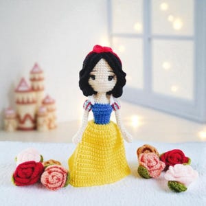Blanche neige princesse au crochet, décoration de chambre d&#39;enfant, amigurumi blanche comme neige, blanc neige au crochet, cadeau bébé, cadeau fille, cadeau d&#39;anniversaire, jouet, poupée, cadeau