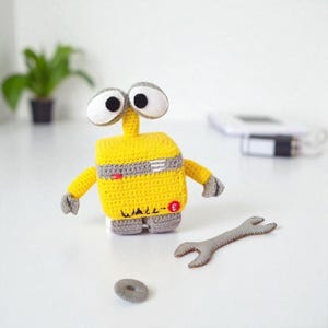 Amigurumi robot Wall-E au crochet : décoration de chambre d'enfant faite main
