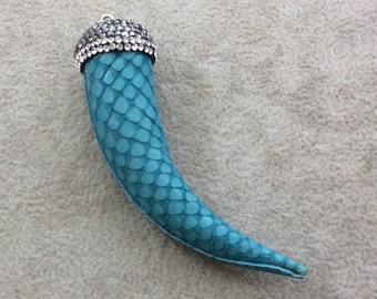 Colgante de colmillo de serpiente azul verdoso – Piel sintética con incrustaciones de diamantes de imitación (20 x 74 mm)