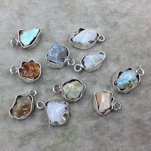 Silber Finish Kleines rohes Nugget echter äthiopischer Opal gewellte Lünette Anhänger ~ 10 mm - 13 mm lang - Wird einzeln verkauft, zufällig ausgewählt