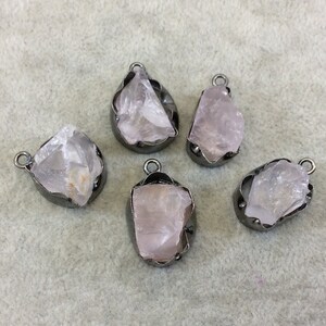 Gunmetal Finish Medium Raw Nugget Echter Rosenquarz Wavy Bezel Anhänger - ~ 17 mm - 20 mm Lang - Wird einzeln verkauft, zufällig ausgewählt
