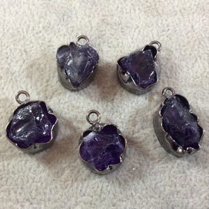 Gunmetal Finish Medium Raw Nugget Echter dunkler Amethyst Wavy Bezel Anhänger - ~ 16 mm - 18 mm Lang - Wird einzeln verkauft, zufällig ausgewählt