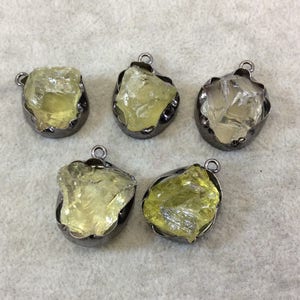 Gunmetall Finish Großer Rohnugget Echter Zitronenquarz Gewellt Lünchen Anhänger - ~ 20 mm - 23 mm Lang - Wird einzeln verkauft, zufällig ausgewählt