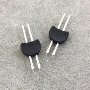 Może przedstawiać: Dwa czarne i srebrne groty lutownicze ze spiczastymi końcówkami.