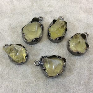 Gunmetal Finish Kleiner Rohnugget Echter Lemon Quarz Wavy Bezel Anhänger - ~ 15 mm - 20 mm Lang - Wird einzeln verkauft, zufällig ausgewählt