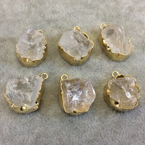 Gold Finish Großer roher Nugget echter weißer Quarz gewellte Lünette Anhänger - ~ 18 mm - 23 mm lang - einzeln verkauft, zufällig ausgewählt