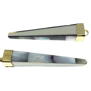 2,75 &quot;Schillernde Grau Natürliche Abalone Shell Doppelseitig Eingelegter Rechteckiger Spitzenförmiger Spike-Anhänger mit Goldkappen-Messung 15 mm x 75 mm