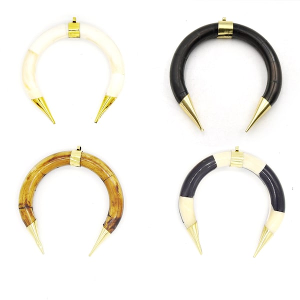 Colgante de media luna de hueso de buey: Colmillo grueso con argolla de oro