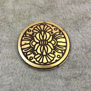 Apprêts de bijouterie Pendentifs médaillon en cuivre gaufré floral/lotus de 2,5 cm, plaqué or, mesurant 22 mm x 22 mm - Vendu par lot de 10