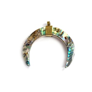 Colgante de media luna de abulón: Centro de nácar arcoíris