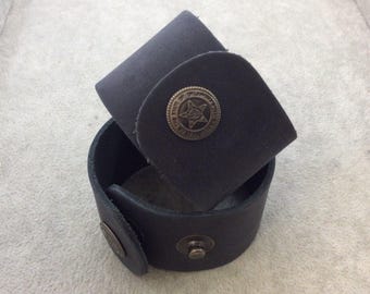 Bracciale rigido in vera pelle grigio antracite largo 1,5" con chiusura a scatto in ottone ossidato - Misura 38 mm di larghezza x 222 mm di lunghezza, circa.
