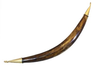 Halvemaanvormige hanger van natuurlijk ossenbot – Middelbruin, gouden accenten (12 mm x 145 mm)