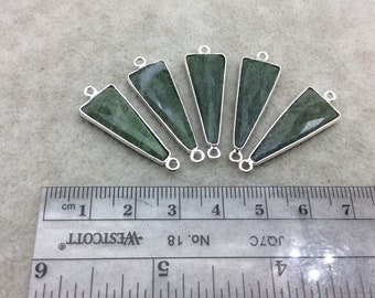 グリーンアベンチュリントライアングルベゼルコネクタ：シルバー仕上げ