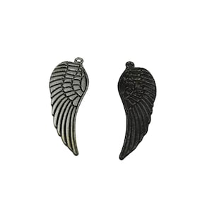 Puede incluir: Un juego de tres tazas de cerámica con un acabado moteado y mate. Las tazas son de color crema, gris claro y gris oscuro. Cada taza tiene un diseño simple y minimalista, ideal para café o té.