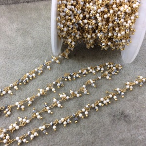 金メッキ銅製ダブルダングルラップロザリオチェーン、2 mm 天然ホワイト/グレー ハウライト ラウンド ビーズ付き - 1 フィートのカット セクションまたはまとめ買いで販売!