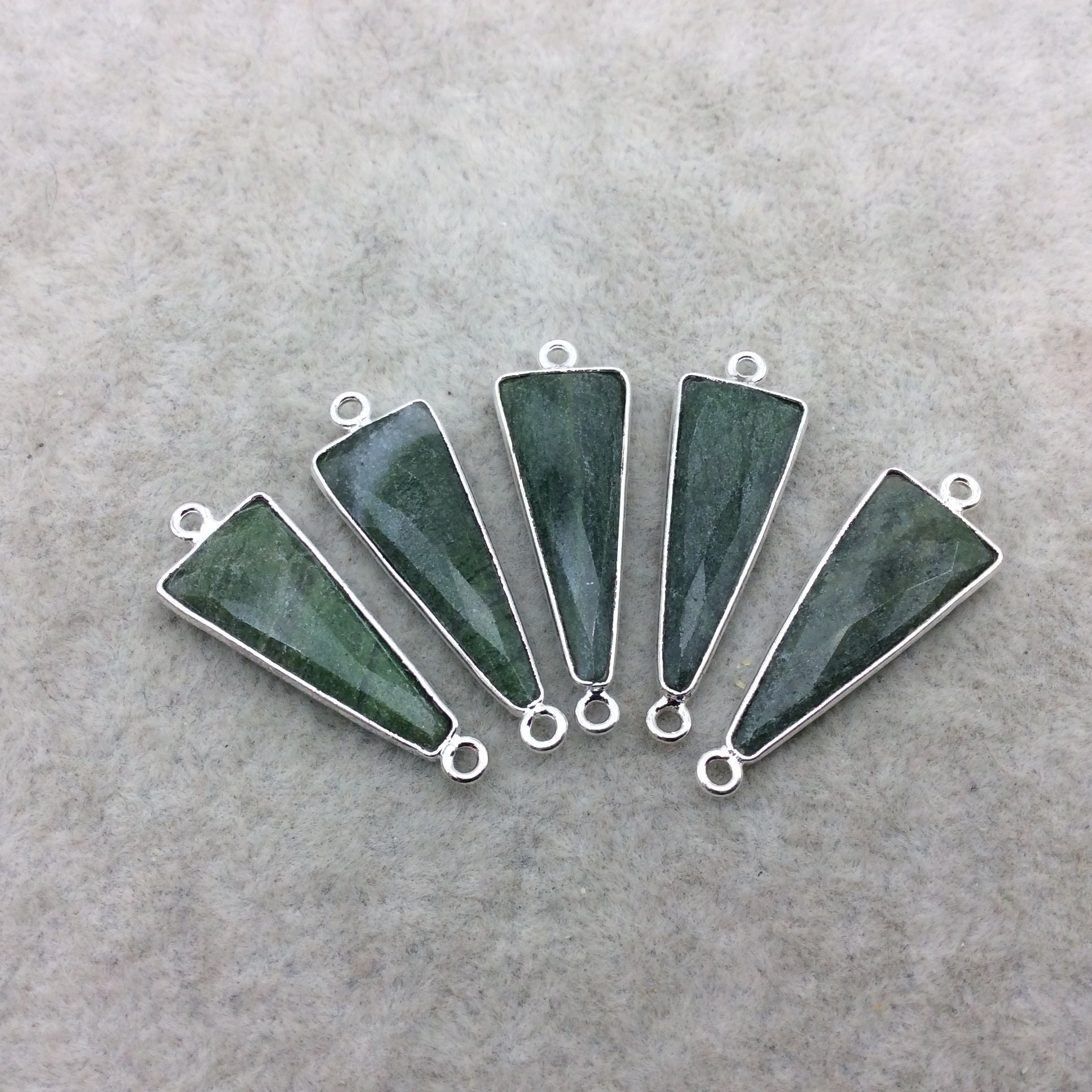 グリーンアベンチュリントライアングルベゼルコネクタ：シルバー仕上げ