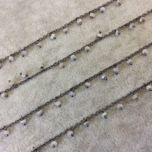 ガンメタル メッキ銅製間隔シングル ダングル ラップ チェーン、3 ～ 4 mm ホワイト サファイア ロンデル ダングル付き - 1 フィートの長さで販売! (SD037-GM)