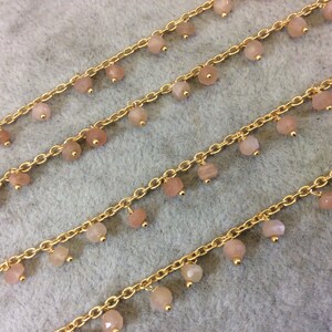 金メッキ銅製間隔シングルダングルラップチェーン、3～4 mm ピーチムーンストーンロンデルダングル付き - 1 フィートの長さで販売! (SD020-GD)