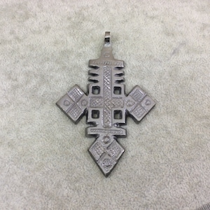 3,5-Zoll-Geschütztes äthiopisches Kreuz (Style B), beschichteter Messinganhänger mit horizontaler Schlaufe - 57 mm x 92 mm - Wird einzeln verkauft