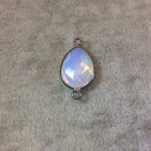 Łącznik gruszkowy z fasetowanym mlecznym opalizującym szkłem – oprawa ze szkła platerowanego brązem (12 x 16 mm)