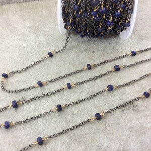 ガンメタル メッキ銅製間隔ロザリオ チェーン、3 ～ 4 mm のファセット加工天然サファイア ロンデル型ビーズ付き (CH130-GM) - 1 フィートのカット セクションで販売!