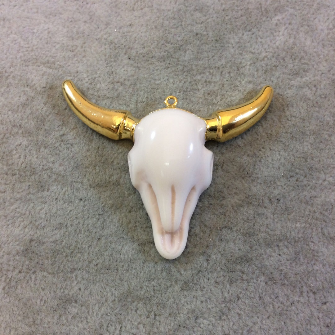 金メッキの雄牛の頭蓋骨ペンダント：アクリル製の雄牛のフォーカル
