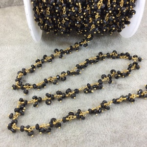 3 ～ 4 mm のファセット加工された天然ブラック スピネル ロンデル ビーズが付いた金メッキ銅製ダブル ダングル ロザリオ チェーン - 1 フィートのカット セクションまたはまとめ買いで販売。