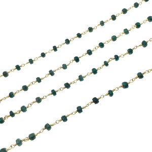 3 ～ 4 mm のファセット加工された天然エメラルド ロンデル ビーズが付いた金メッキ銅巻きロザリオ チェーン - 1 フィートのカット セクションで販売されます。