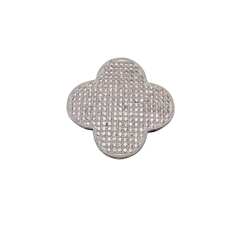 Puede incluir: Un colgante de plata en forma de tr&eacute;bol de cuatro hojas con un engaste pav&eacute; de piedras de circonita c&uacute;bica transparentes.