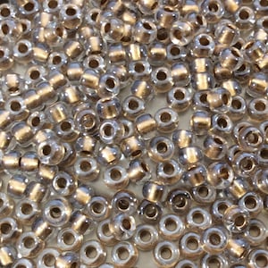 Rozmiar 6/0 Błyszczące wykończenie metaliczne złote wykończenie przezroczyste oryginalne szklane koraliki Miyuki - sprzedawane w tubach 20 gramowych (ok. 200 koralików/tubę) - (6-9234)