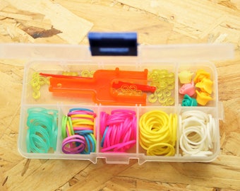 Boite, kit création bracelets avec rubans élastiques, loom bands, 130*68*22 mm