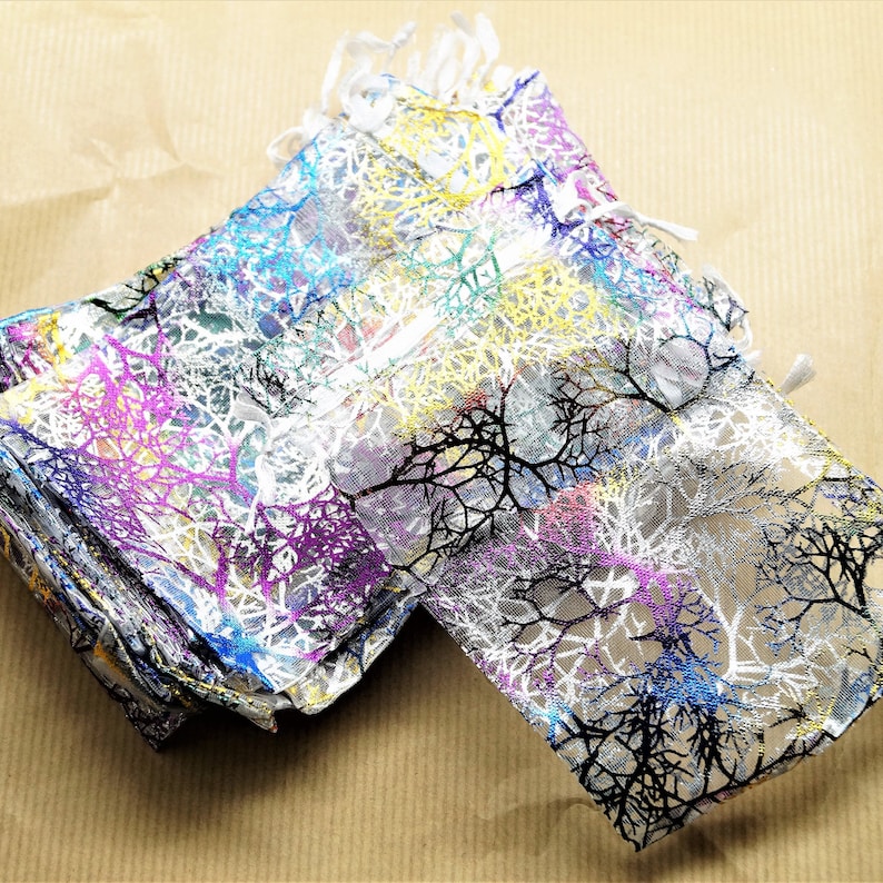 Pochettes cadeaux organza multicolore sur fond blanc par lot de 10 image 4