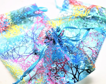 Pochettes cadeaux en organza multicolore sur fond bleu par lot de 10